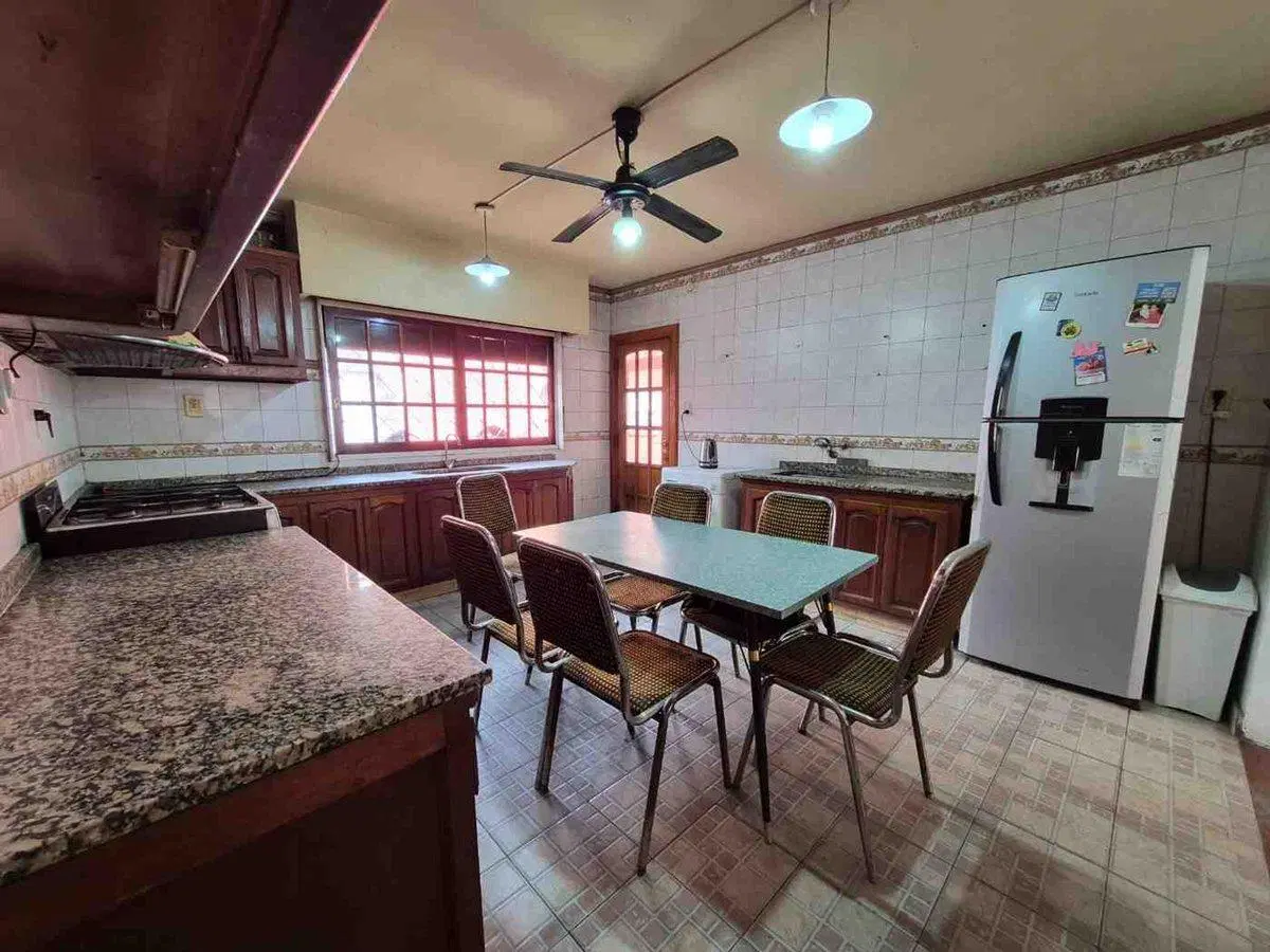 CASA- LOTE PROPIO- 2 VIVIENDAS- GARAGE- BANFIELD 2