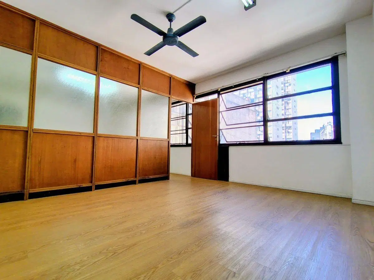 Venta de oficina comercial sobre Av. de Mayo 1300 2