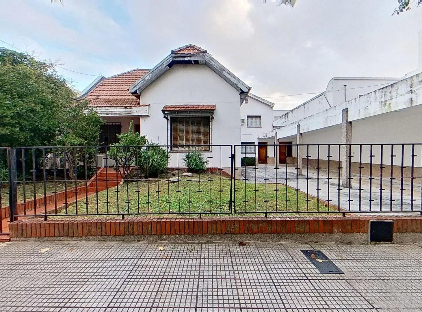 Casa lote propio con doble vivienda,jardín quincho 2