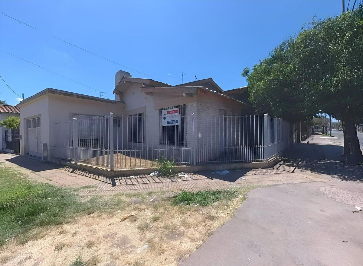 Venta casa y local comercial en Villa Tesei 4 amb.