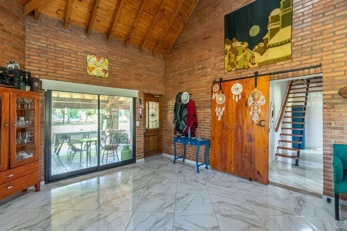 Venta casa 5 ambientes con pileta en La Macarena 2