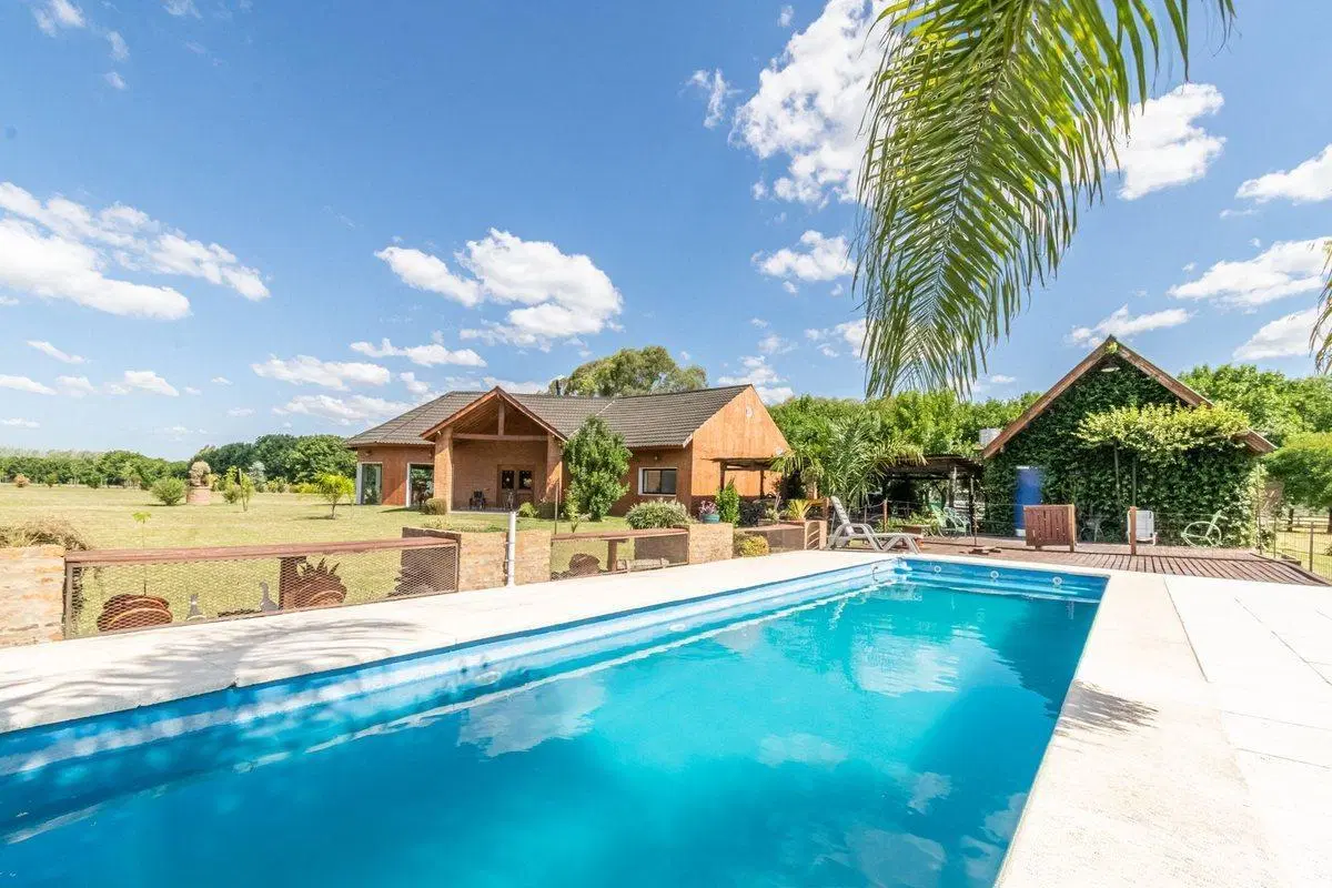 Venta casa 5 ambientes con pileta en La Macarena 3