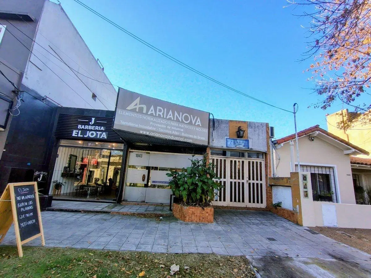 Venta terreno 482m con 2 locales c renta  Banfield 4