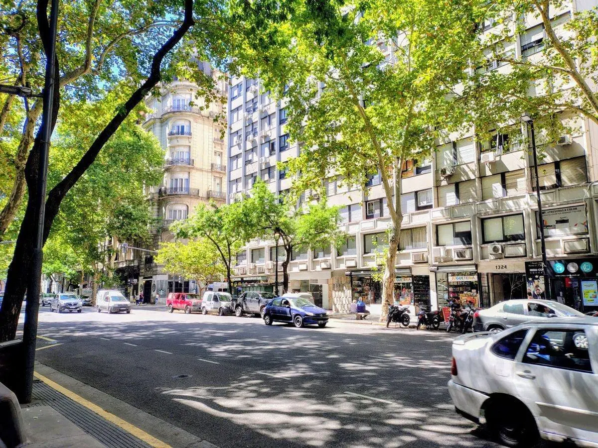 Venta de oficina comercial sobre Av. de Mayo 1300 2