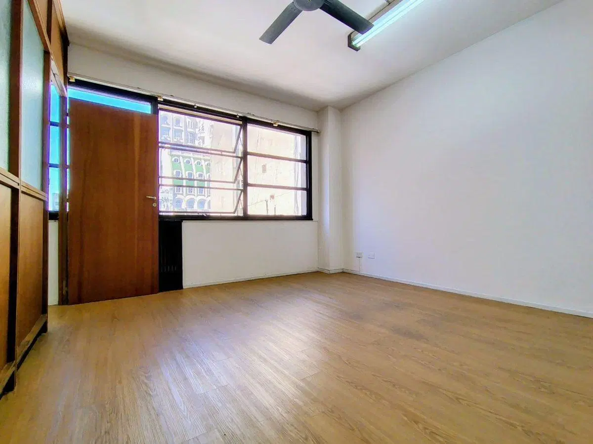 Venta de oficina comercial sobre Av. de Mayo 1300 4