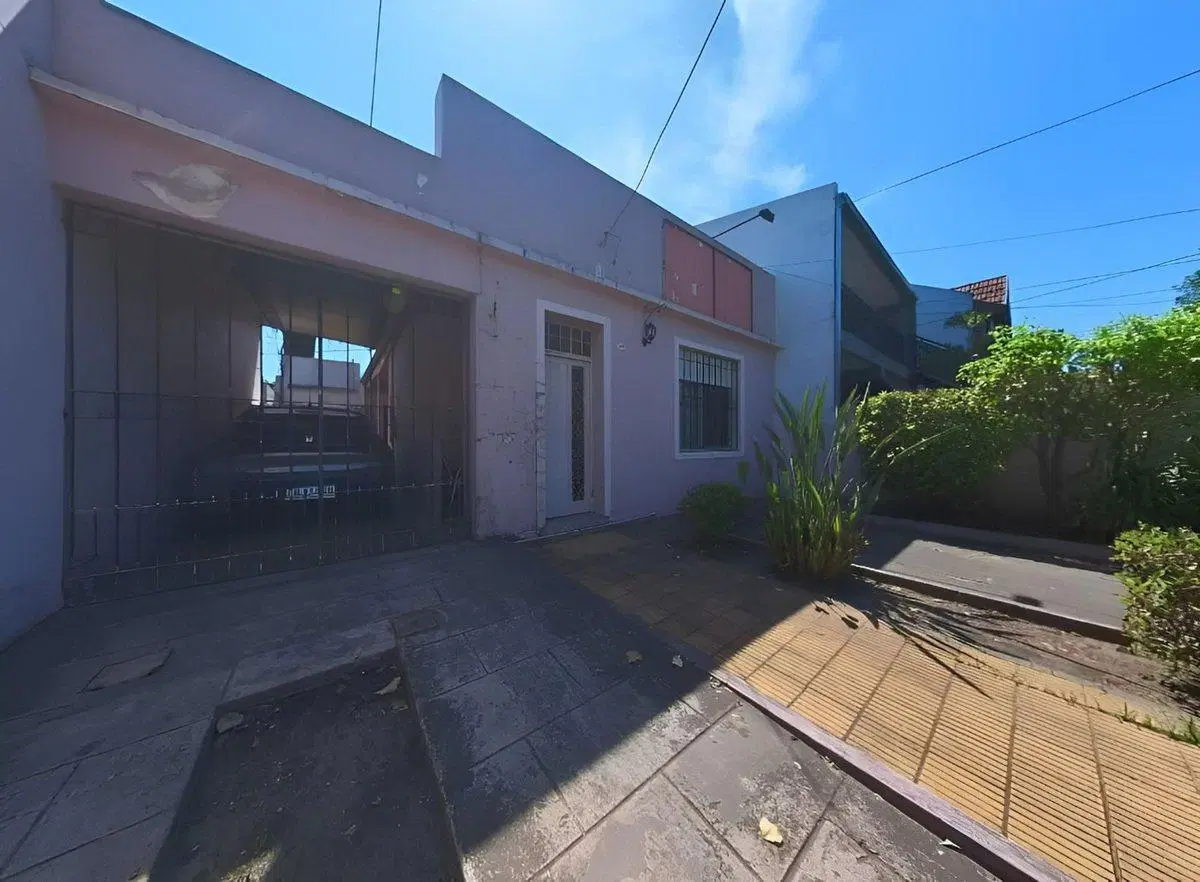 Venta casa 5 ambientes Moron centro parque cochera 2