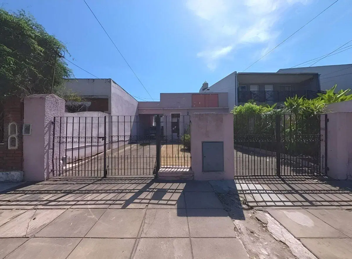 Venta casa 5 ambientes Moron centro parque cochera 3