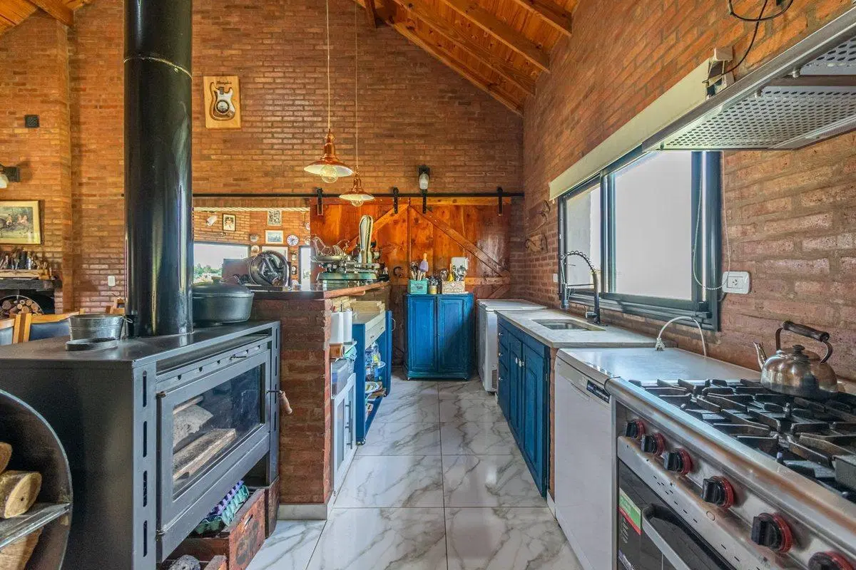 VENTA- 5 AMBIENTES- 1 Ha- PISCINA- LA MACARENA 2