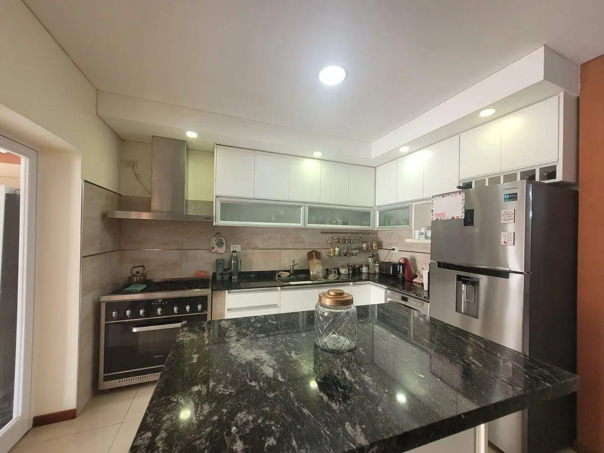 CASA 4 AMB. VENTA  SAN JUSTO CON  COCHERA PILETA 4