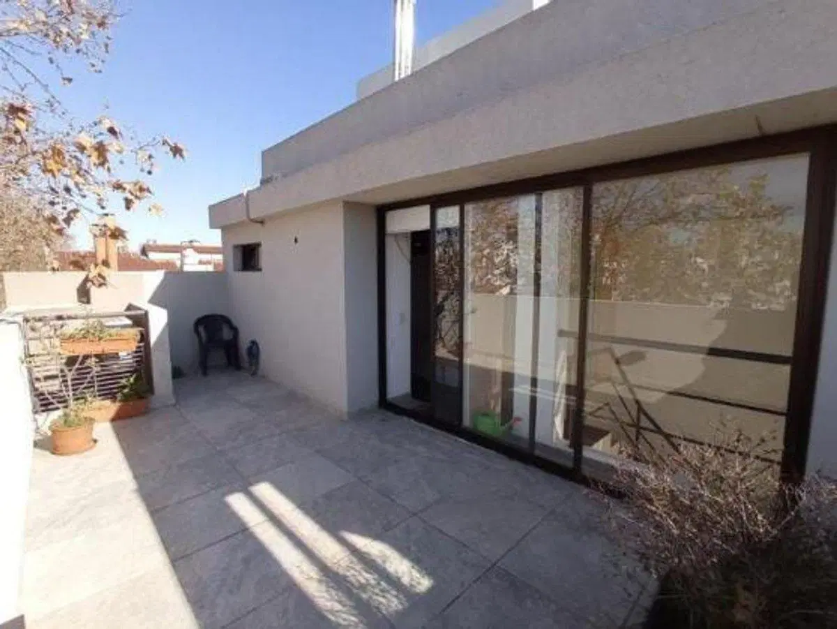 Dúplex con balcón terraza cochera y baulera 8