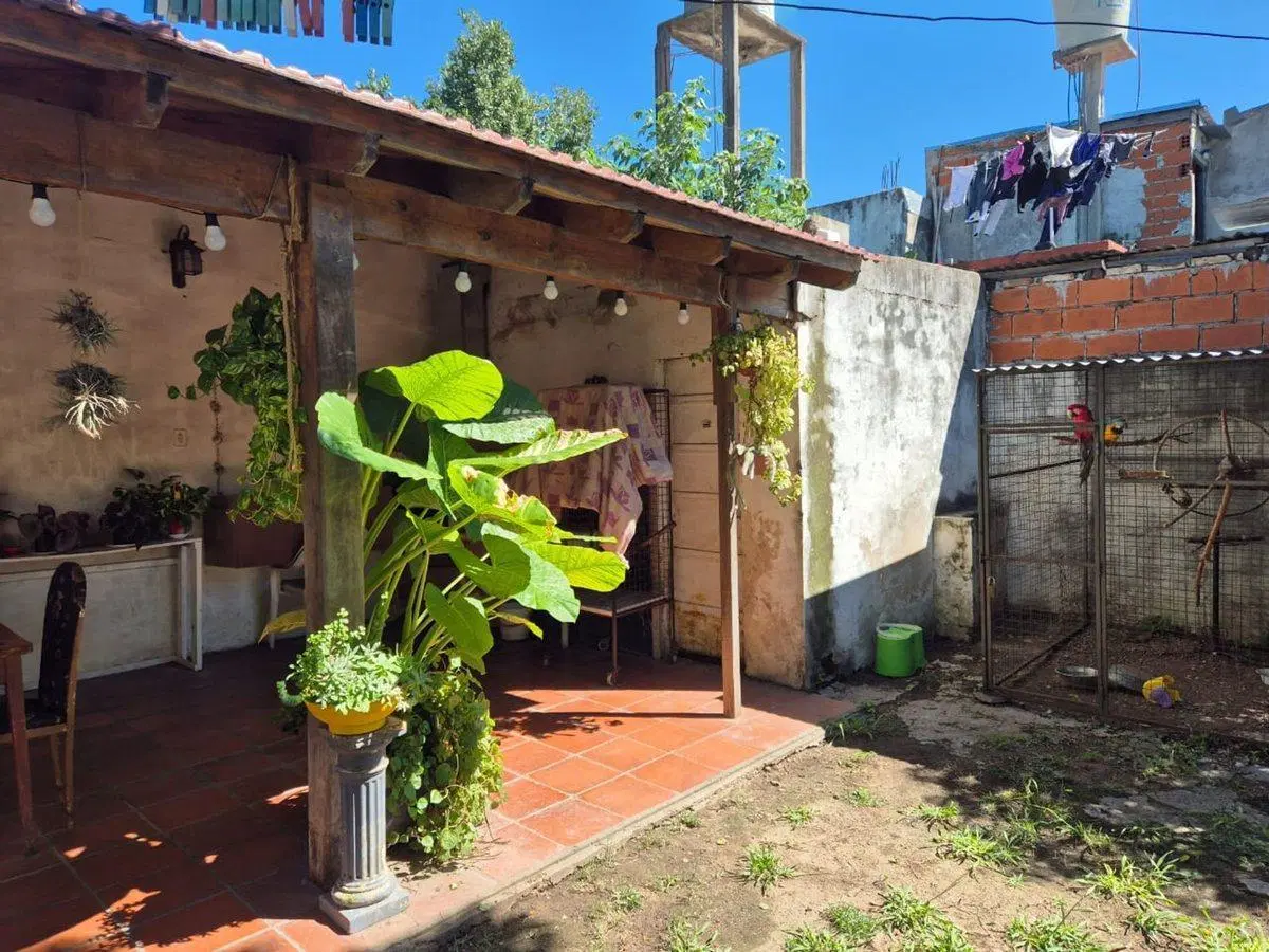 CASA 3 AMBIENTES VENTA J. L. SUÁREZ JARDÍN COCHERA 4