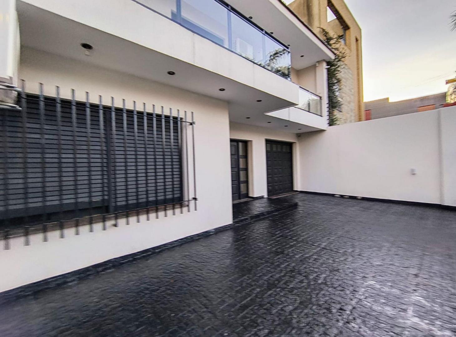 Foto de CASA 6 AMBIENTES VILLA LUZURIAGA PILETA COCHERAS, imagen 1