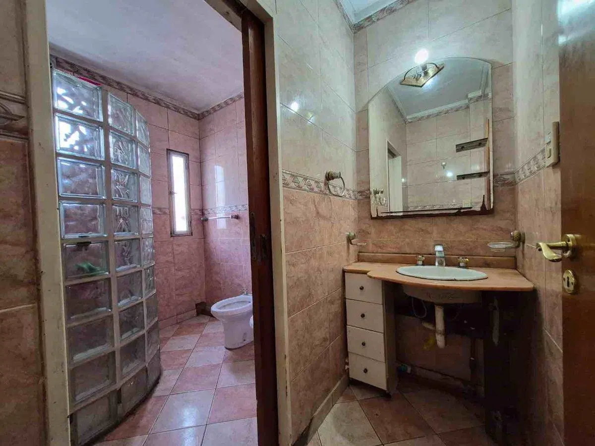 CASA- LOTE PROPIO- 2 VIVIENDAS- GARAGE- BANFIELD 8