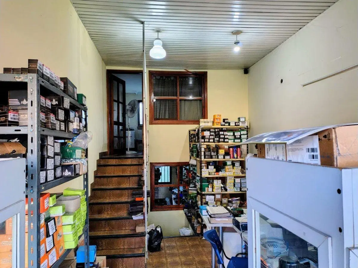 Venta terreno 482m con 2 locales c renta  Banfield 3