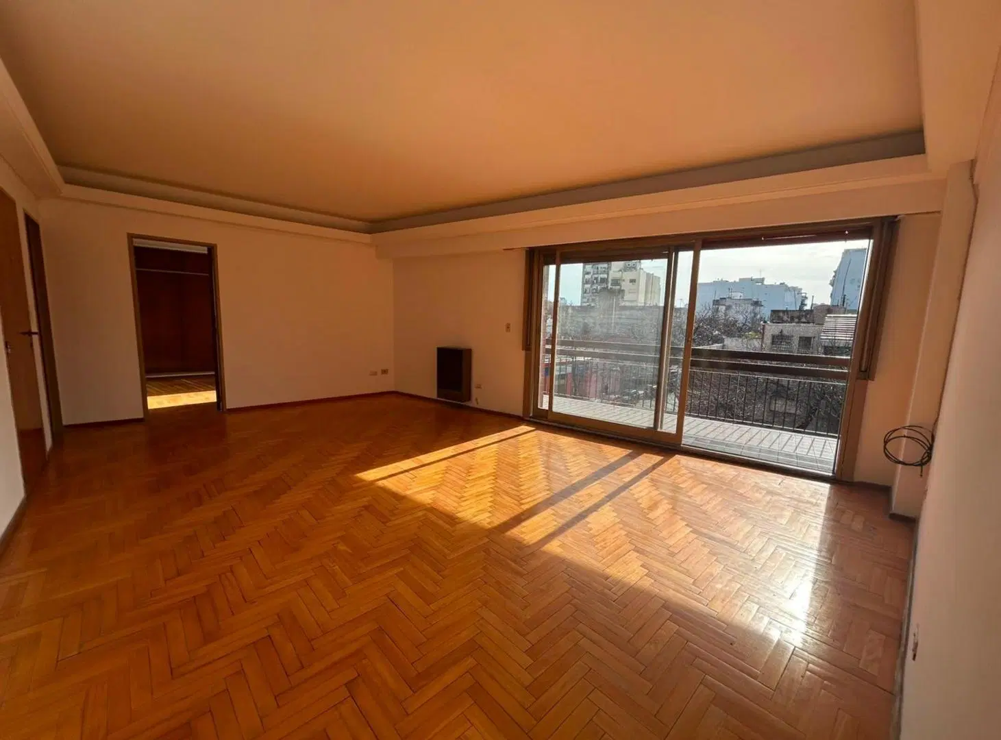 Piso de Cat. Impecable 6 Amb-Cochera-Balcon-Boedo 2