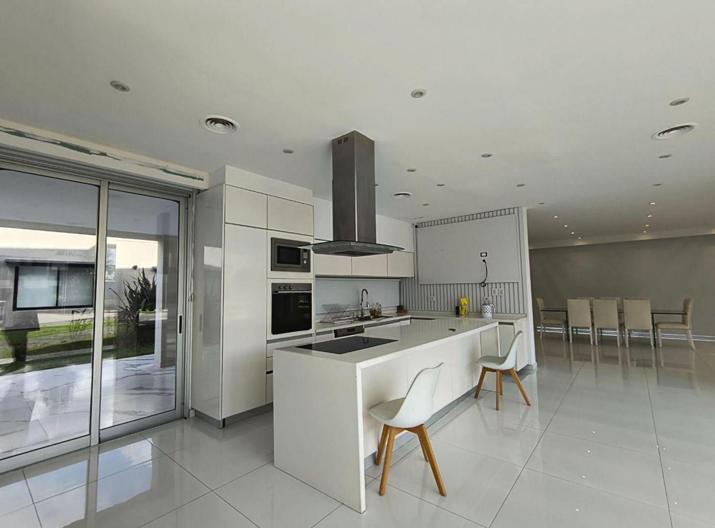 Foto de CASA 7 AMBIENTES CANNING TERRALAGOS PILETA PREMIU, imagen 1