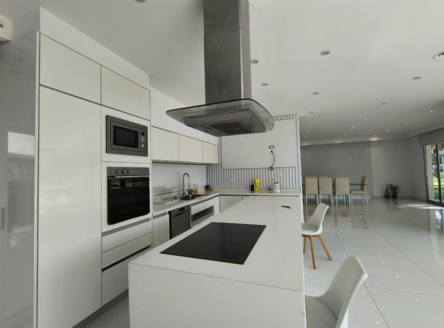 Foto de CASA 7 AMBIENTES CANNING TERRALAGOS PILETA PREMIU, imagen 4