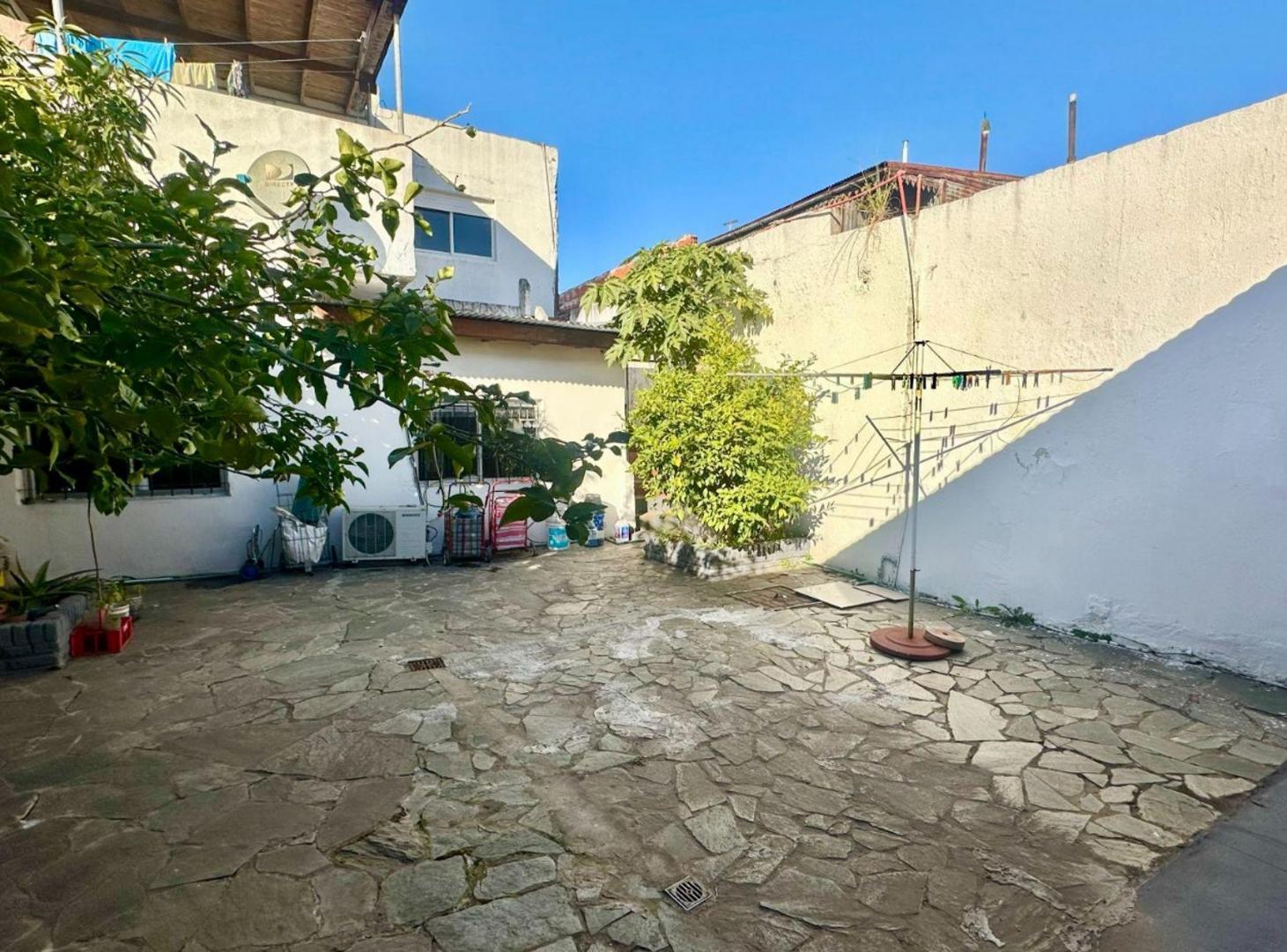 Foto de VENTA 2 CASAS con LOTE de 8,66 x47 mts. AVELLANEDA, imagen 2