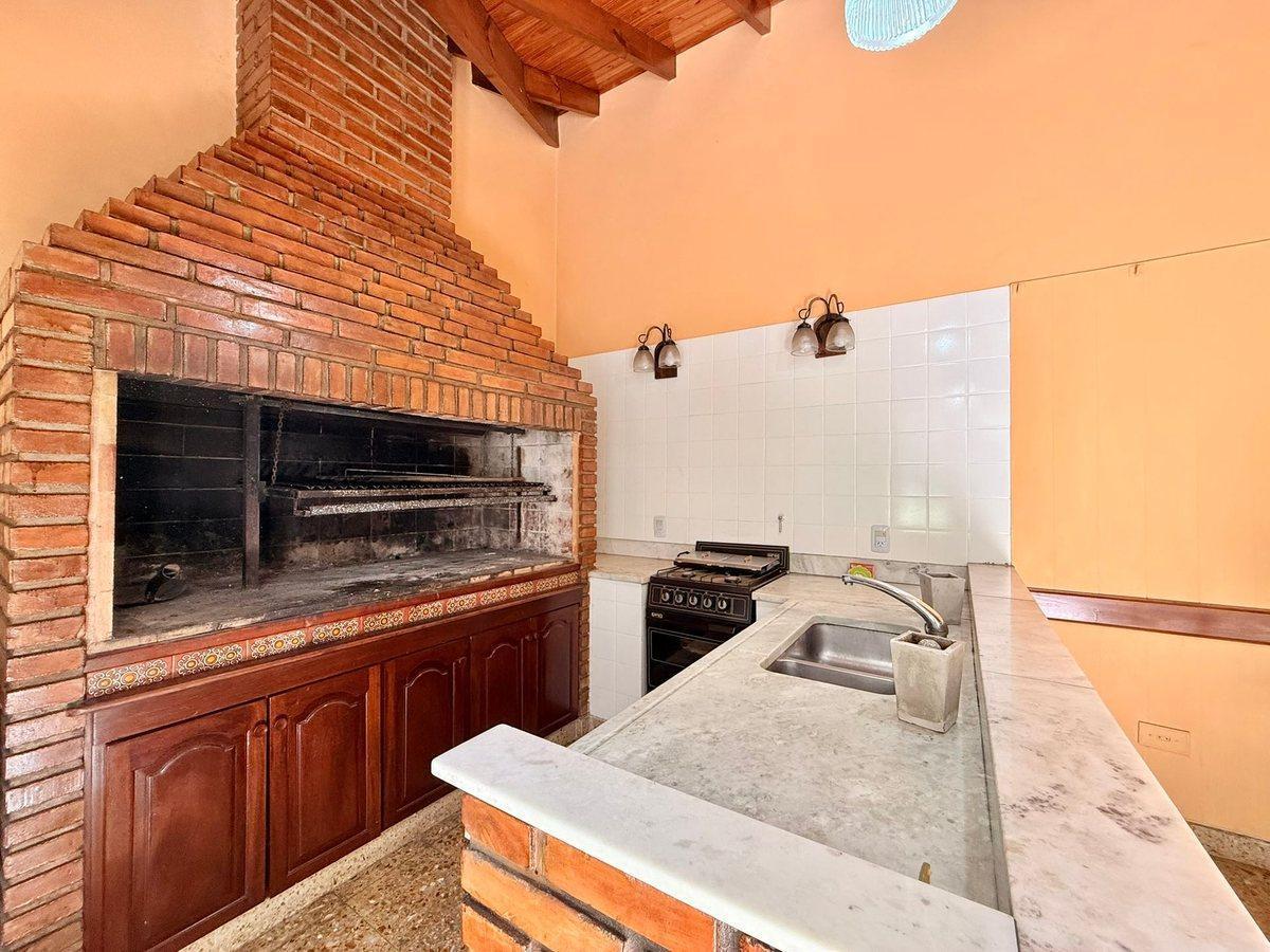 Foto de VENTA CASA 5 AMB. 2 PLANTAS C/QUINCHO APTO CRÉDITO, imagen 2