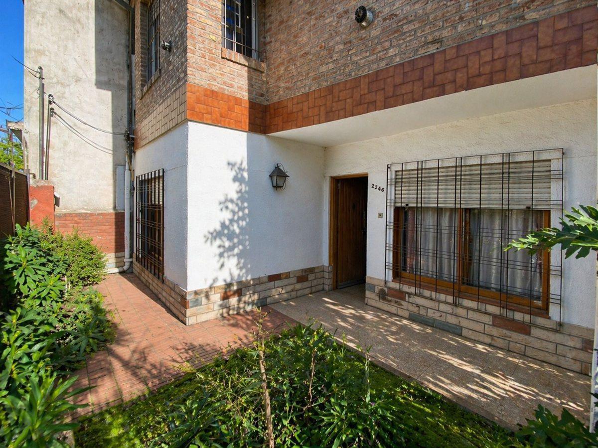 Foto de VENTA CASA 6 AMB 2 PLANTAS FCIO. VARELA 2 COCHERAS, imagen 2