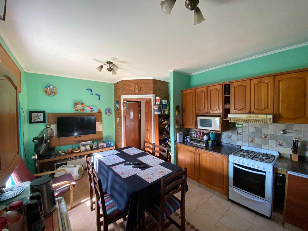 Foto de VENTA CASA 6 AMB 2 PLANTAS FCIO. VARELA 2 COCHERAS, imagen 3