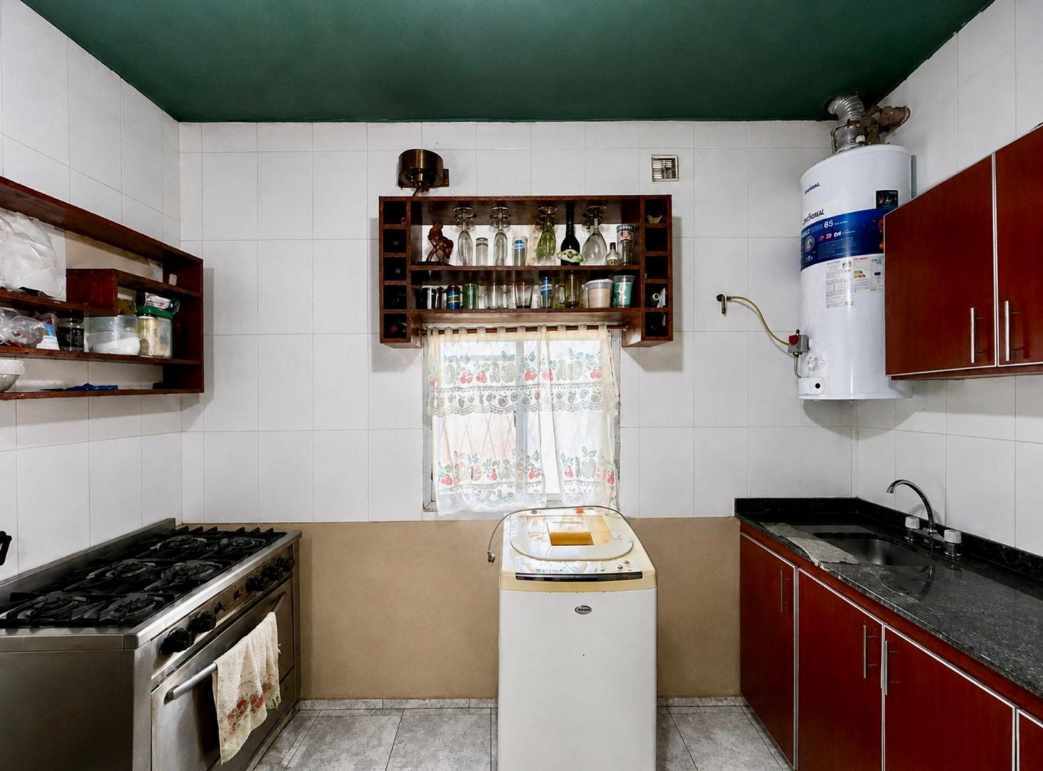 Foto de VENTA CASA 7 AMB.C/JARDÍN,LOTE PROP.LOMAS DE ZAMOR, imagen 4