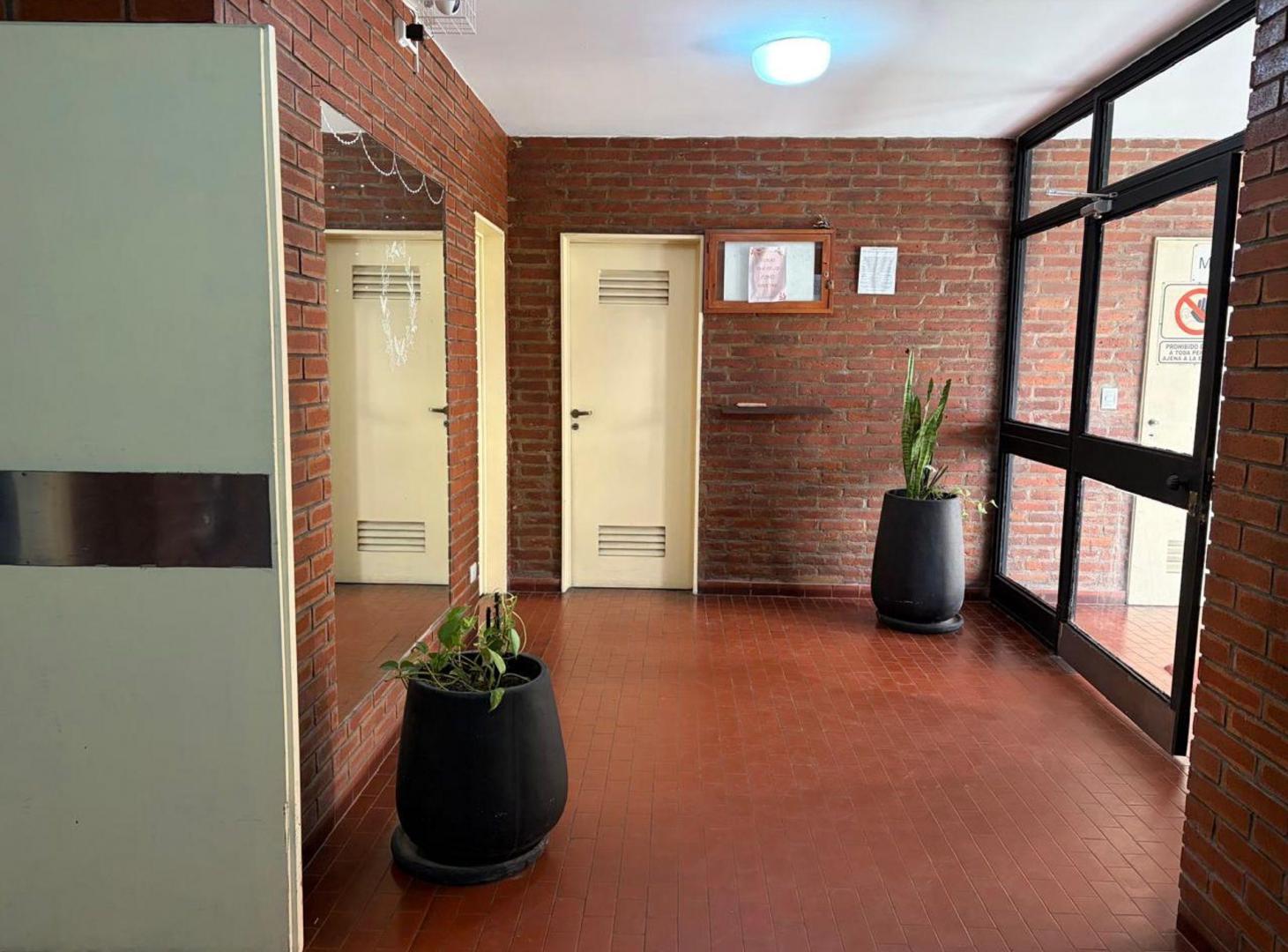 Foto de Venta Dpto 2 amb. con jardín y cochera en Lugano, imagen 2