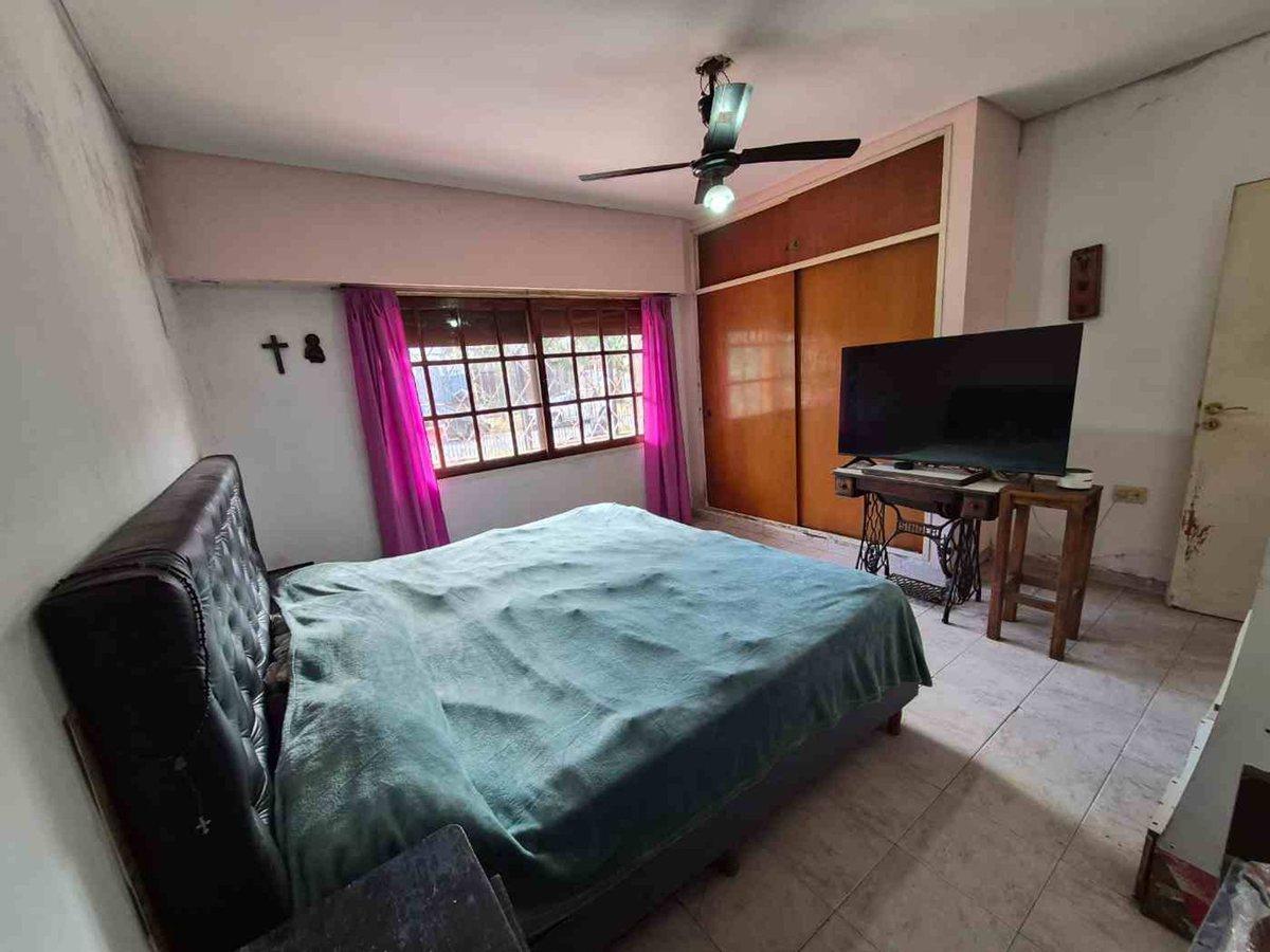 Foto de CASA- LOTE PROPIO- 2 VIVIENDAS- GARAGE- BANFIELD, imagen 4