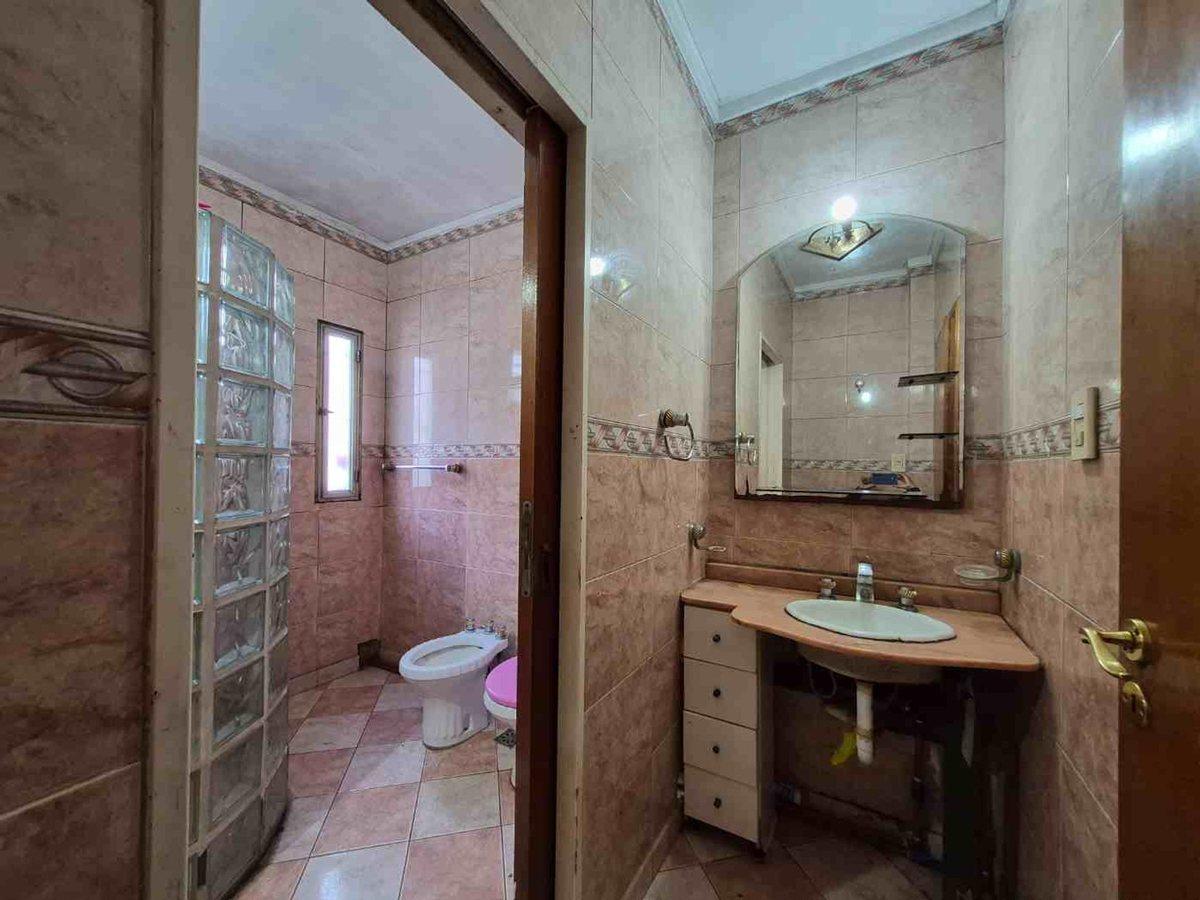 Foto de CASA- LOTE PROPIO- 2 VIVIENDAS- GARAGE- BANFIELD, imagen 5