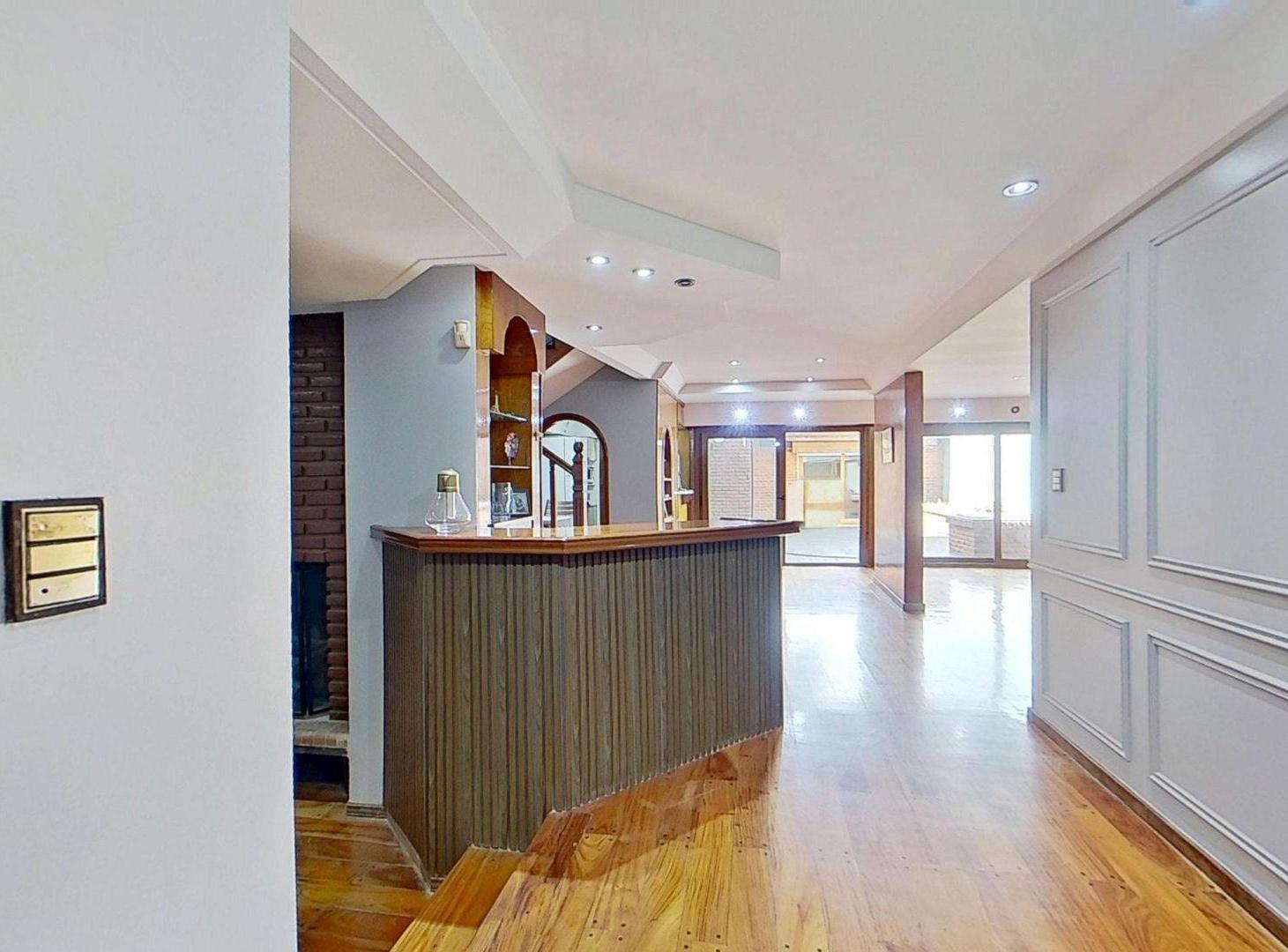 Foto de CASA VENTA 6 AMBIENTES CON COCHERA Y QUINCHO, imagen 2