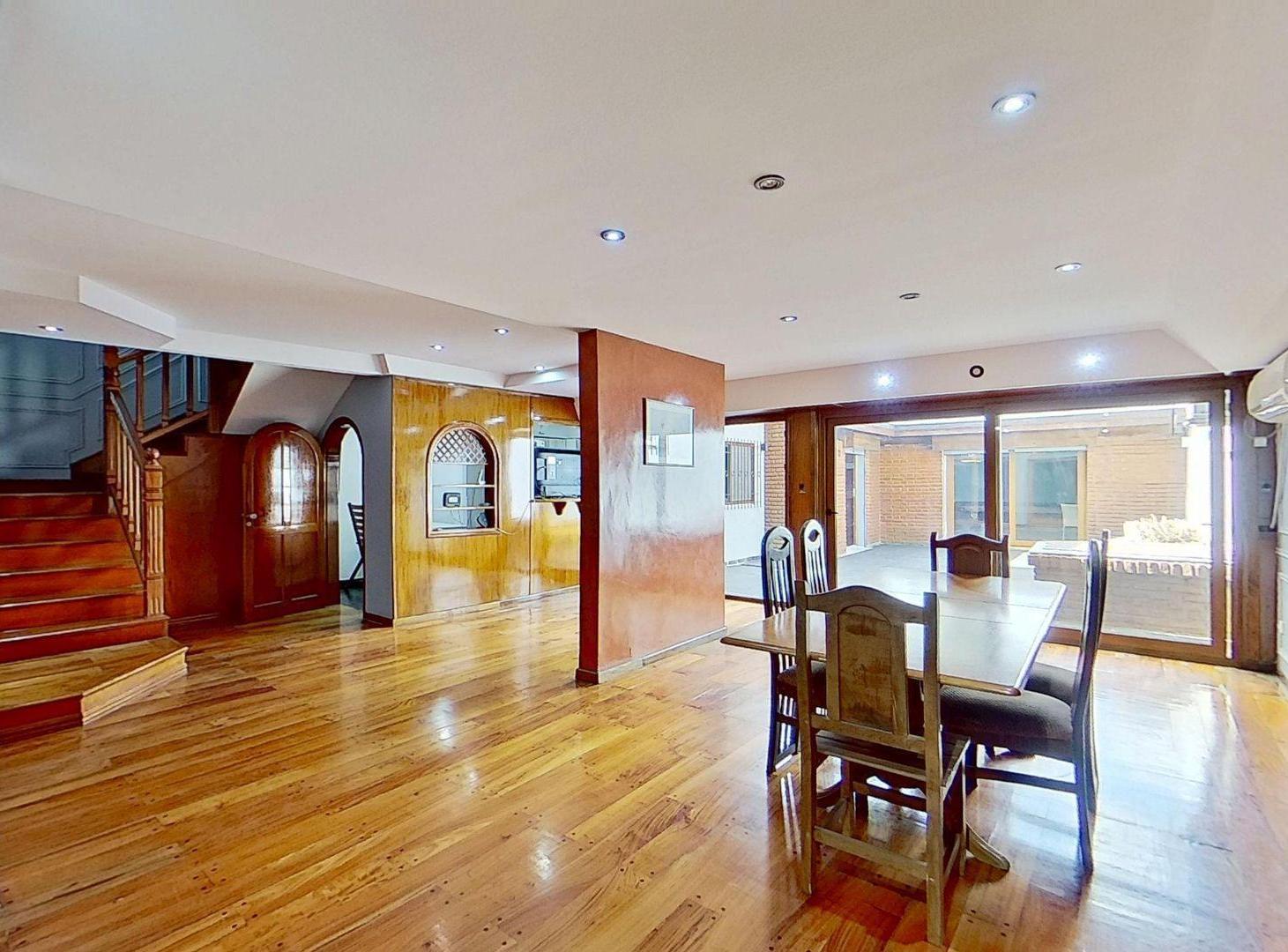 Foto de CASA VENTA 6 AMBIENTES CON COCHERA Y QUINCHO, imagen 3