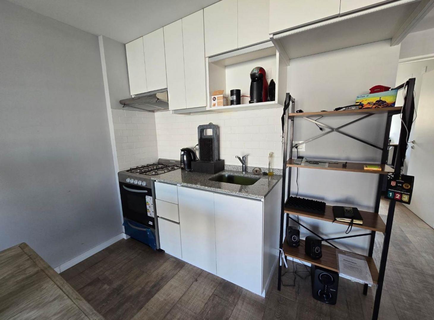 Foto de DEPARTAMENTO 2 AMBIENTES EN VENTA EN ALSINA BALCON, imagen 3