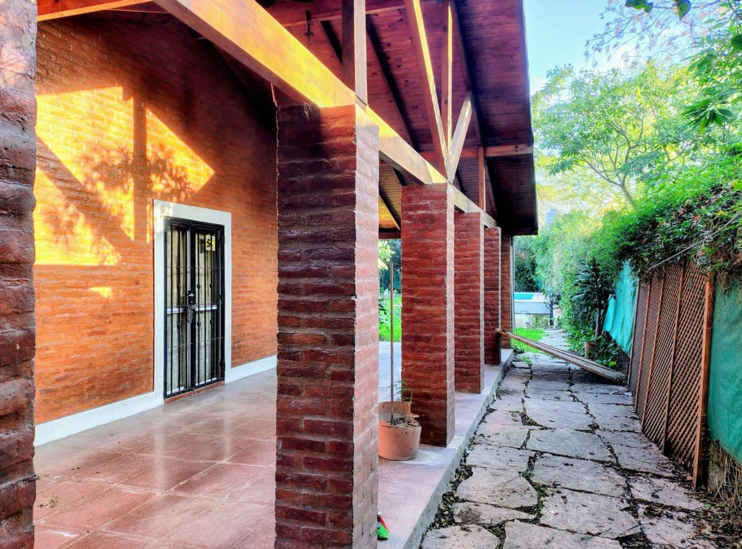 Foto de CASA EN VENTA 3 AMBIENTES PARQUE LELOIR PILETA, imagen 3