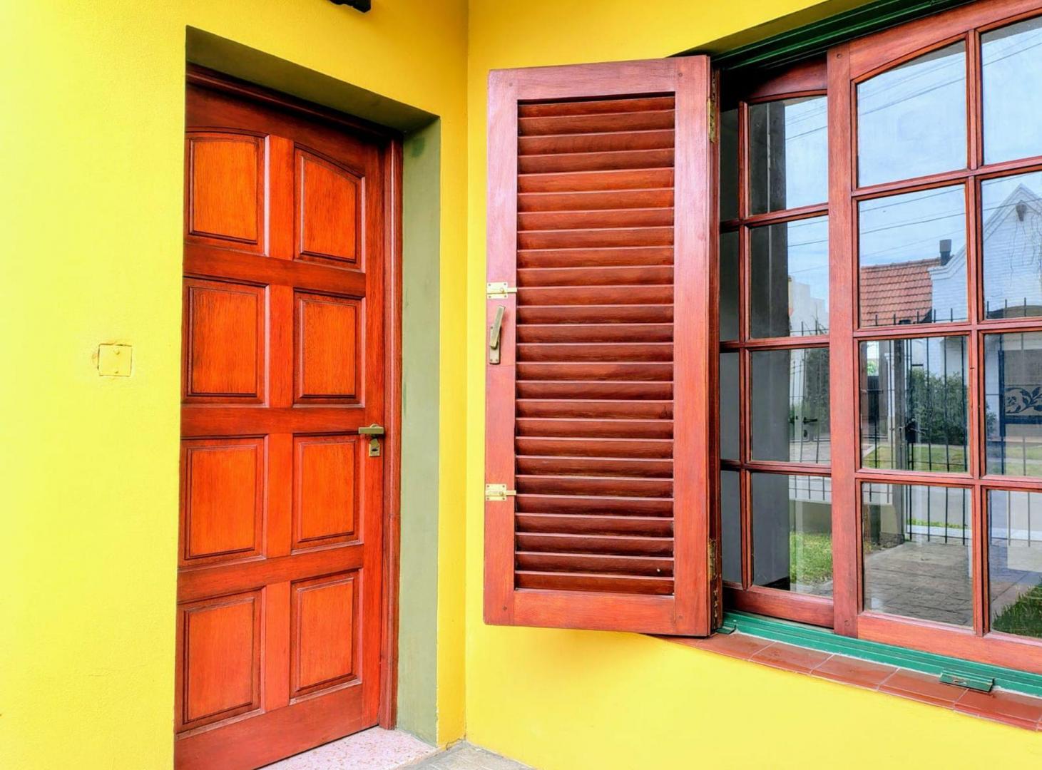 Foto de Venta casa 5 ambientes en Lujan toma depto en pago, imagen 1