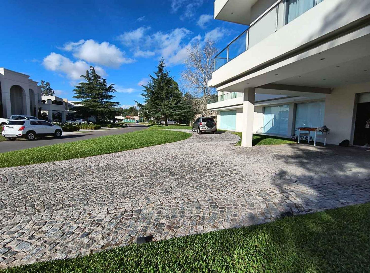 Foto de CASA 7 AMBIENTES CANNING TERRALAGOS PILETA PREMIU, imagen 2