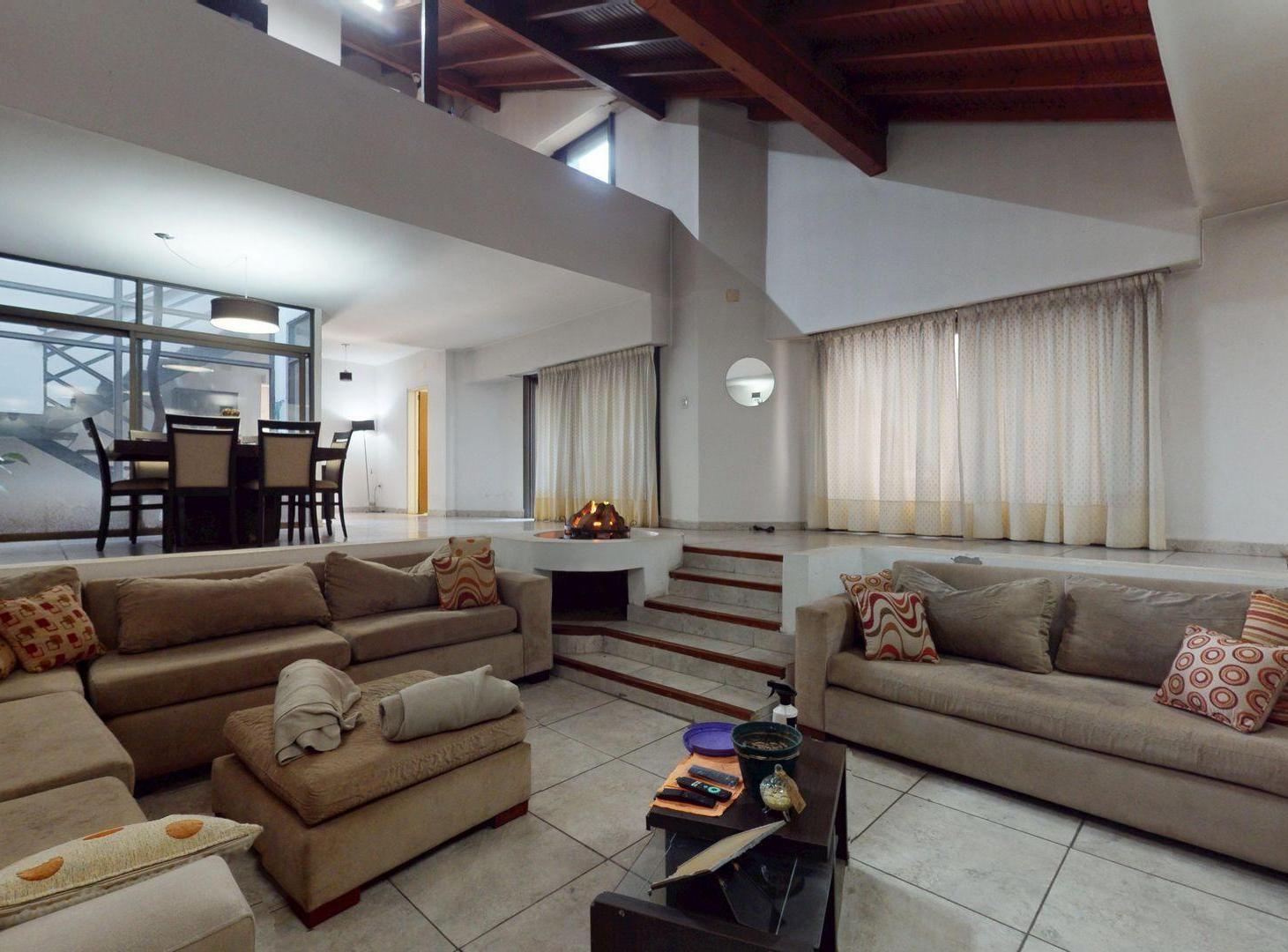 Foto de CASA 4 AMBIENTES,2 COCHERAS,PILETA LOMAS DE ZAMORA, imagen 3