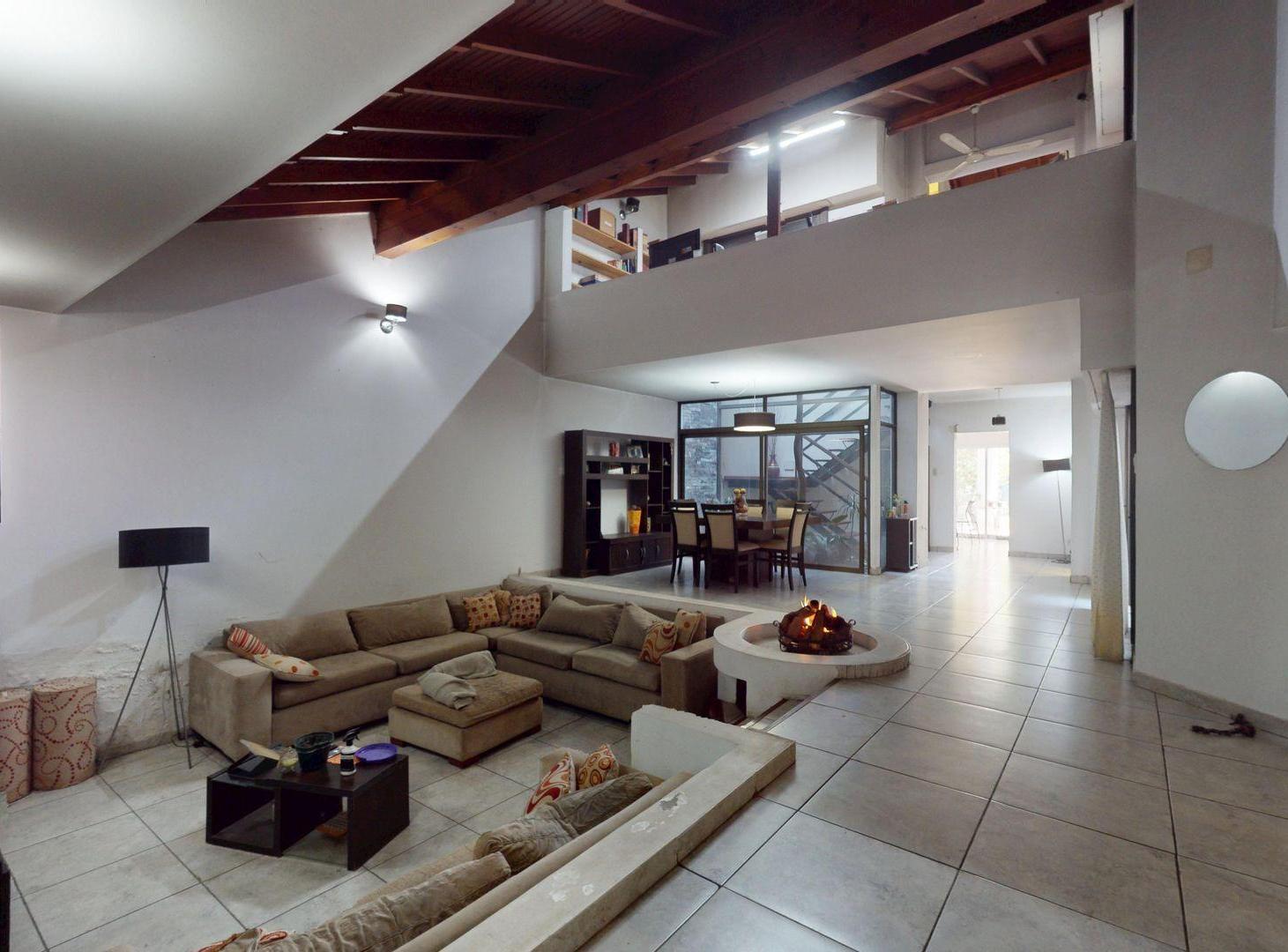 Foto de CASA 4 AMBIENTES,2 COCHERAS,PILETA LOMAS DE ZAMORA, imagen 2