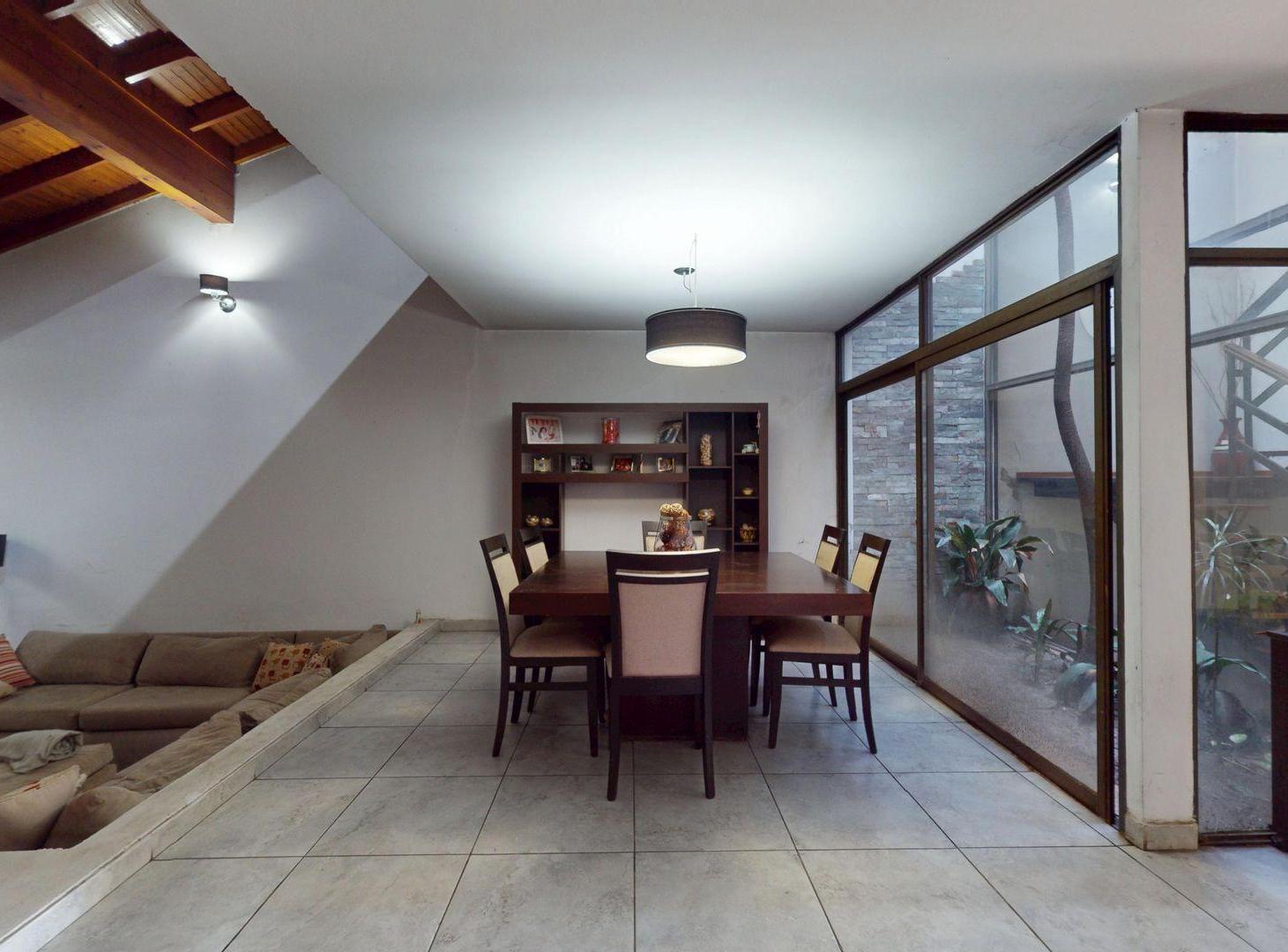 Foto de CASA 4 AMBIENTES,2 COCHERAS,PILETA LOMAS DE ZAMORA, imagen 5
