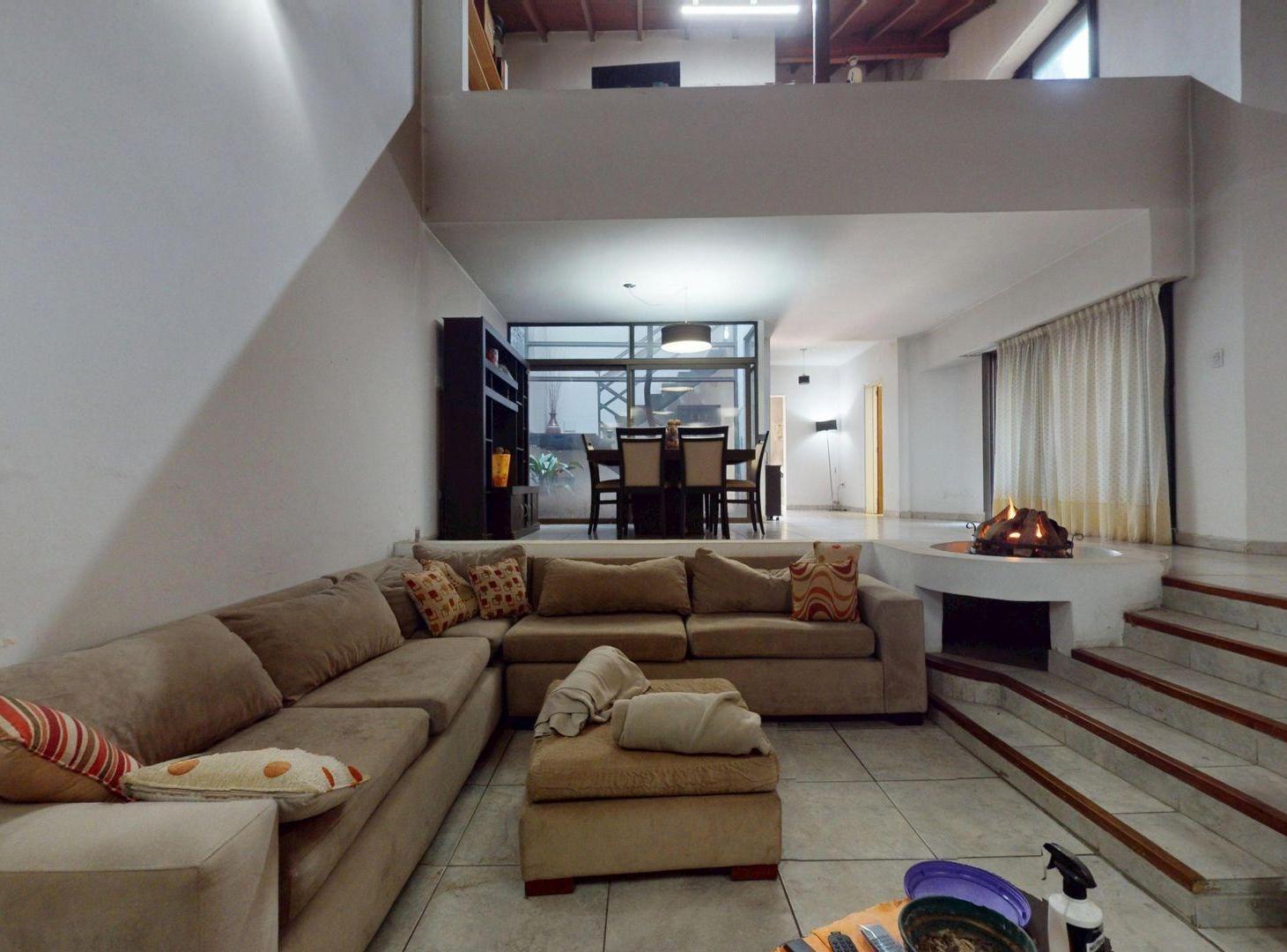 Foto de CASA 4 AMBIENTES,2 COCHERAS,PILETA LOMAS DE ZAMORA, imagen 1