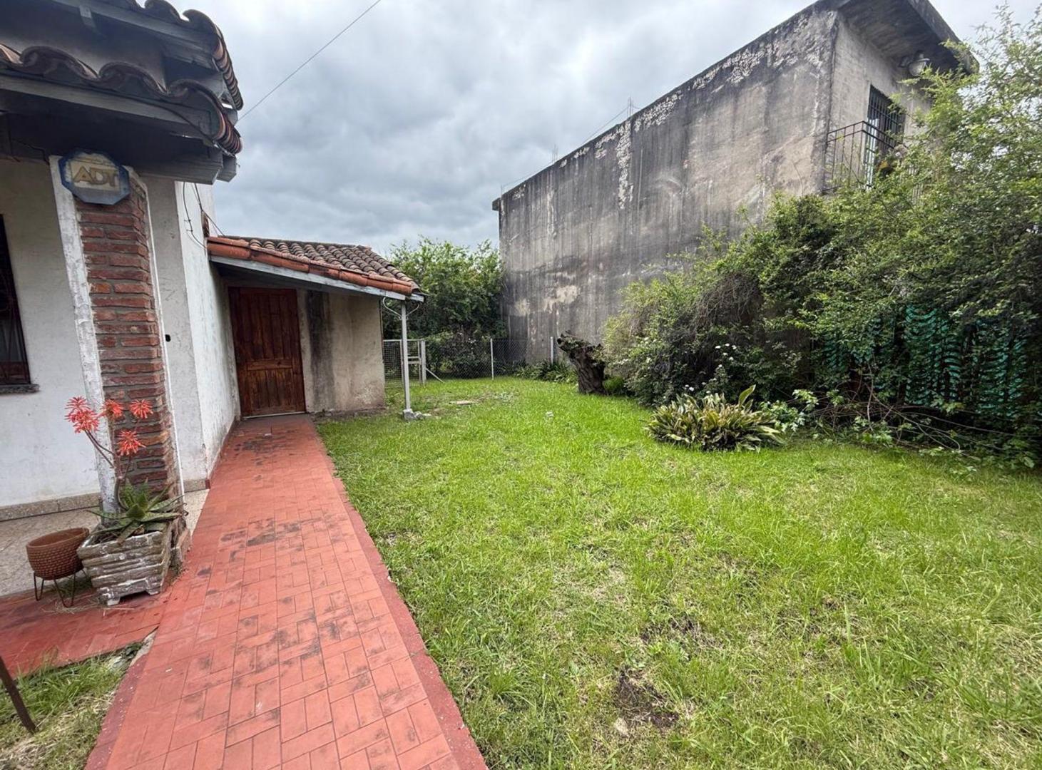 Foto de CASA SOBRE DOS LOTES A REFACCIONAR VILLA TESEI, imagen 5