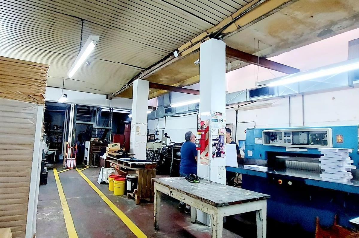 Importante Inmueble de Tres Pisos Comercial Industrial Oficinas Villa Gral Mitre 2