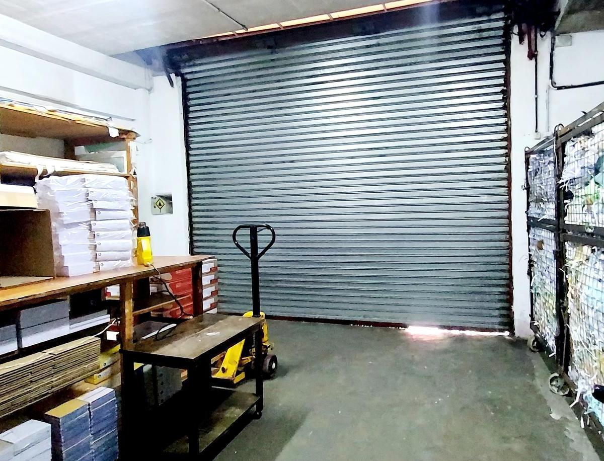 Importante Inmueble de Tres Pisos Comercial Industrial Oficinas Villa Gral Mitre 4