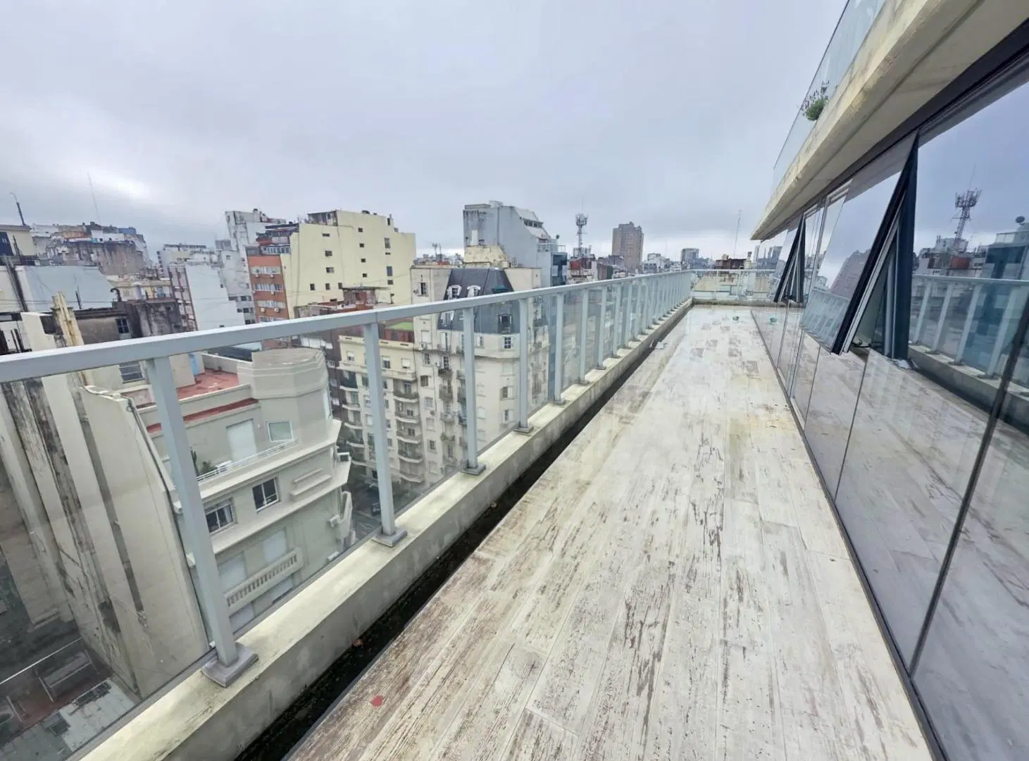 ALQUILER OFICINA COMERCIAL EN EDIFICIO CORPORATIVO EN TRIBUNALES 4