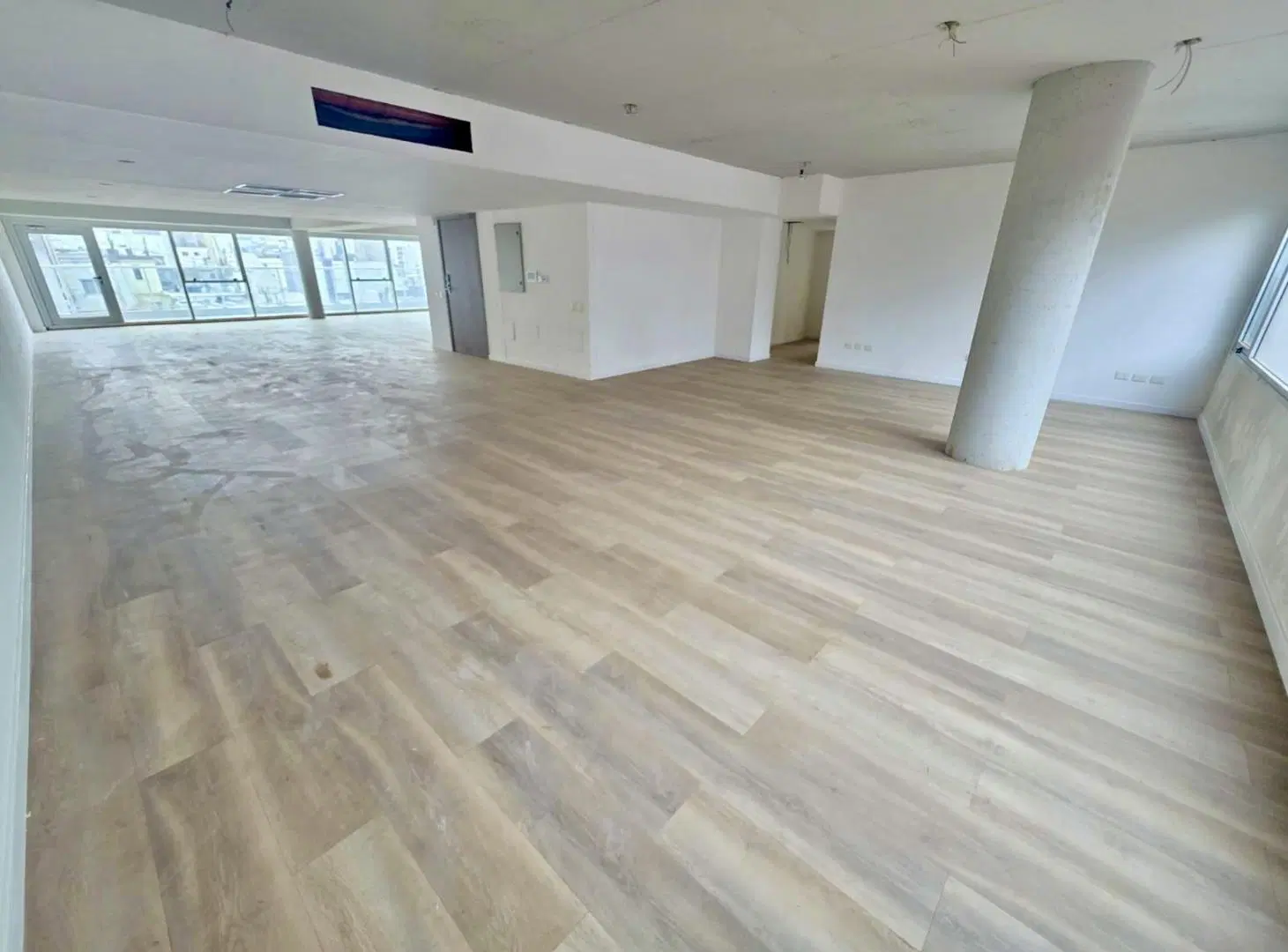 ALQUILER OFICINA COMERCIAL EN EDIFICIO CORPORATIVO EN TRIBUNALES 3