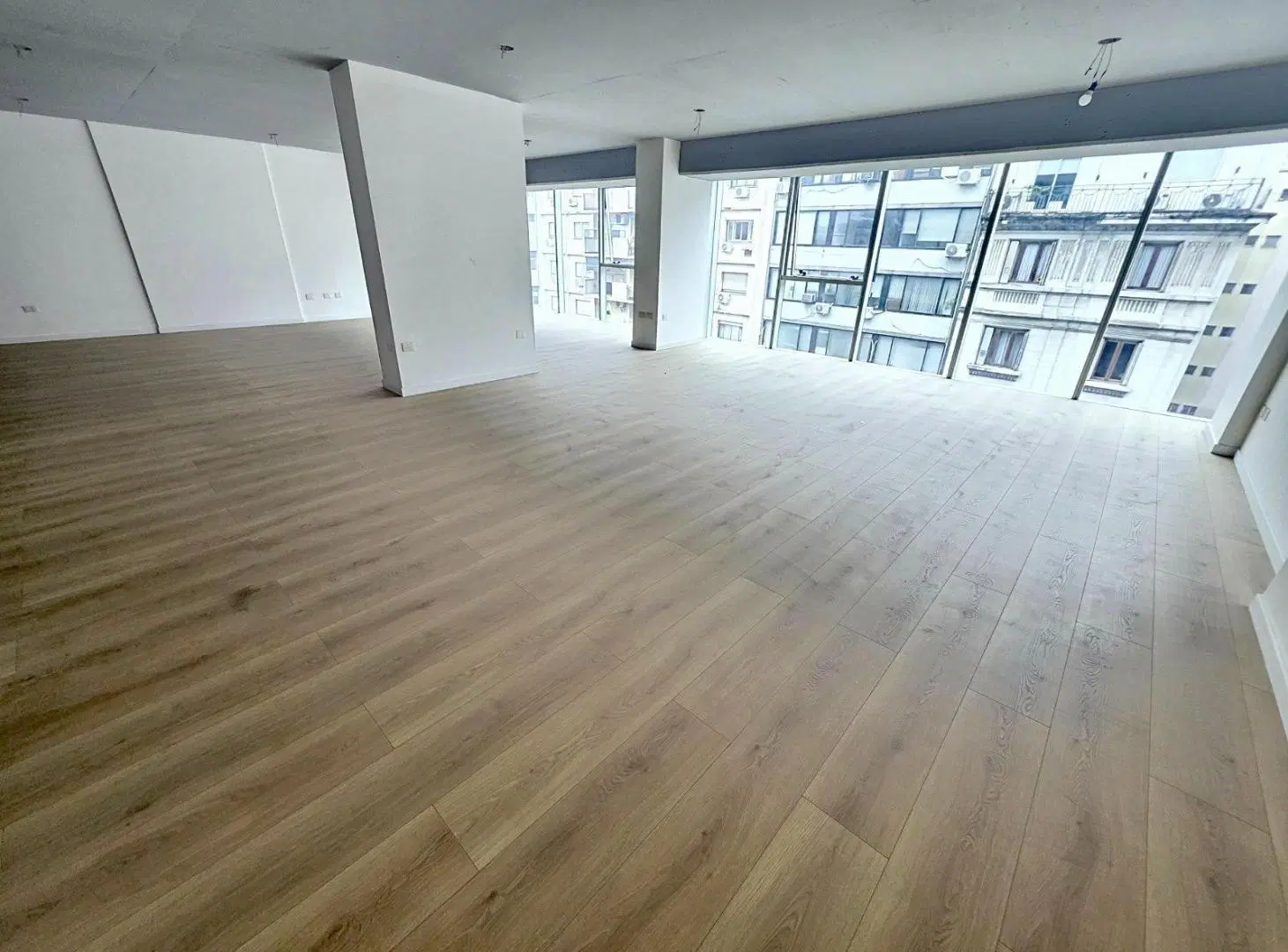 ALQUILER OFICINA COMERCIAL EN EDIFICIO CORPORATIVO EN TRIBUNALES 4