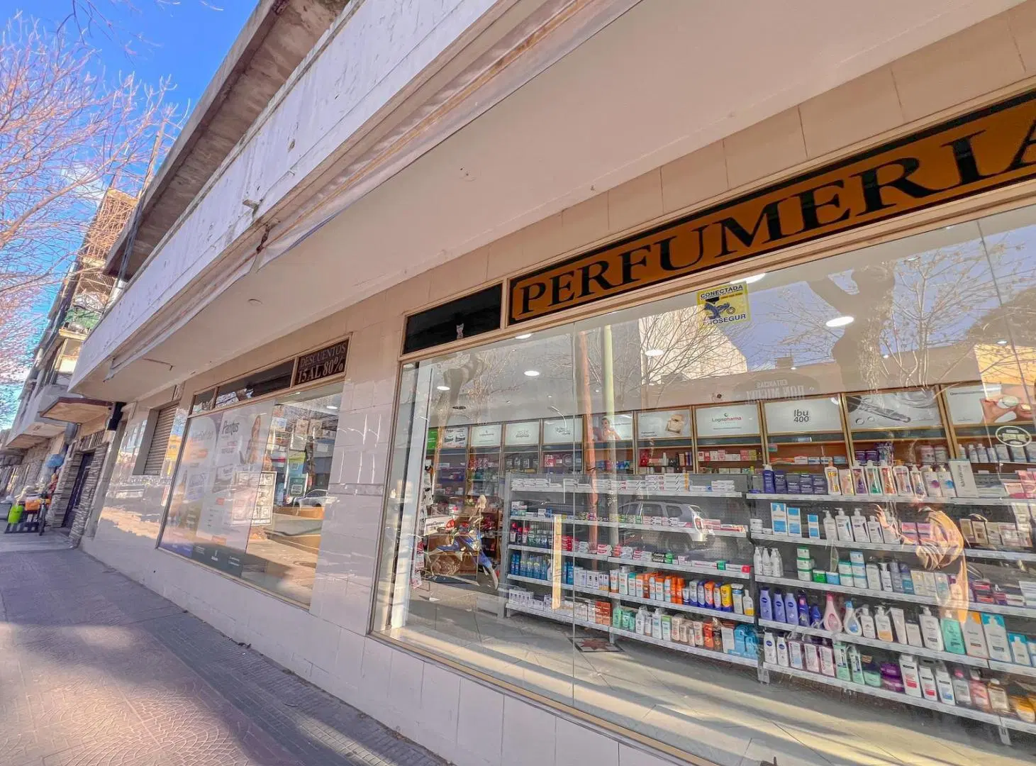 VENTA LOCAL EN ESQUINA CON DEPÓSITO Y ESPACIO AÉREO EN PARQUE AVELLANEDA. 2