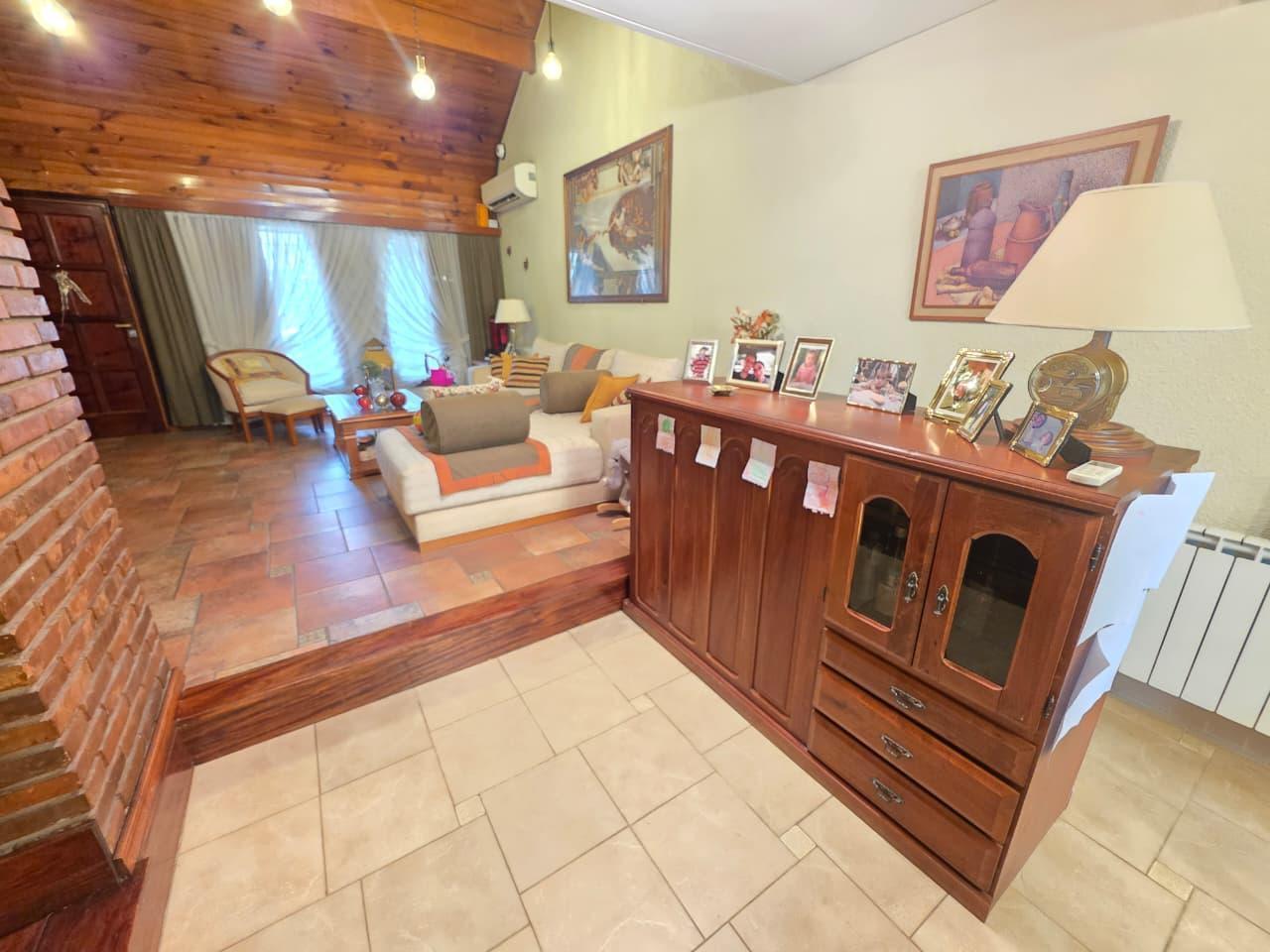 Foto de VENTA CASA 4 DORMITORIOS SUITE PISCINA JARDIN 2 QUINCHOS 2 COCHERAS, imagen 5
