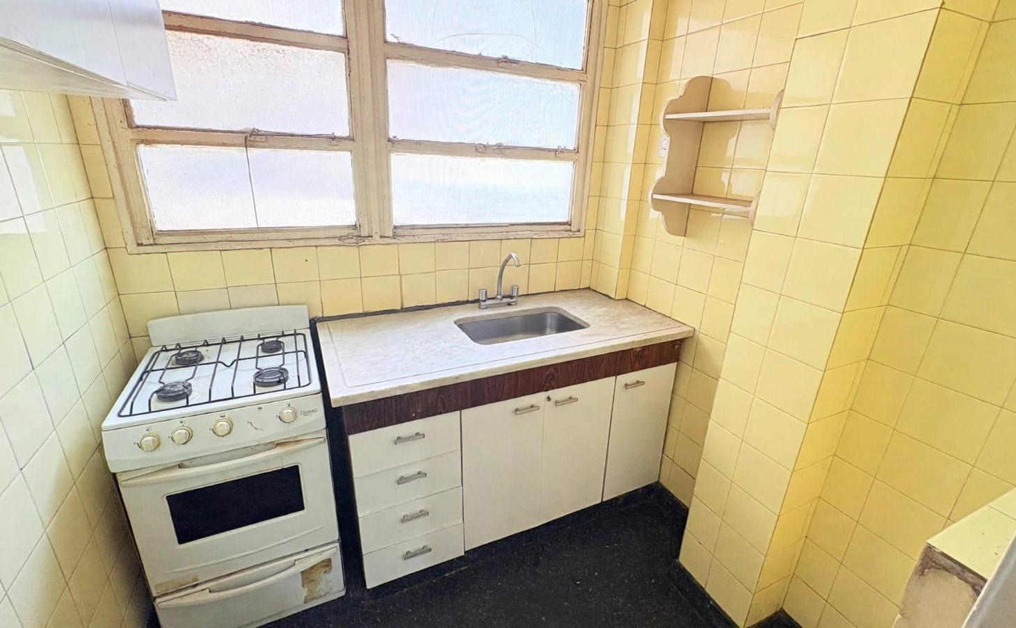 Foto de VENTA DEPTO 3 AMBIENTES CON BALCÓN - A REFACCIONAR – BALVANERA – AV, imagen 4