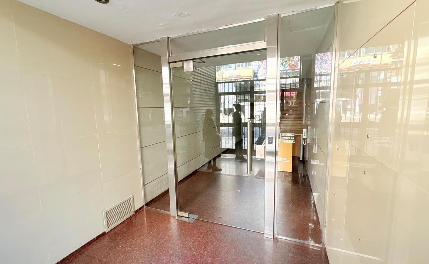 Foto de VENTA DEPTO 3 AMBIENTES CON BALCÓN - A REFACCIONAR – BALVANERA – AV, imagen 1