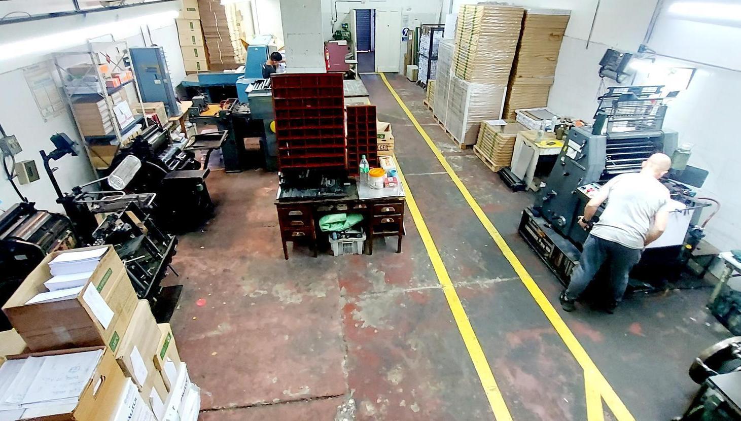 Foto de IMPORTANTE INMUEBLE DE TRES PISOS COMERCIAL INDUSTRIAL OFICINAS VILLA, imagen 2